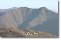 Fotografie ValBrevenna - Paesi - Valbrevenna: sinistra orografica:  frazione Cascinette e Monte Bano