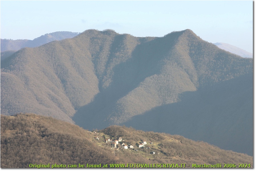 Valbrevenna: sinistra orografica:  frazione Cascinette e Monte Bano - ValBrevenna - 2006 - Paesi - Inverno - Canon EOS 300D