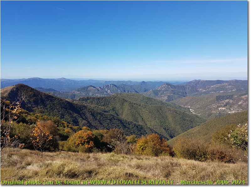 Dalla vetta del Monte Buio: Crocefieschi, Rocche del Reopasso, Pianura Padana e Alpi (Monviso) - ValBrevenna - 2017 - Panorami - Estate - HTC One S Nokia C7-00 (o altro cell)
