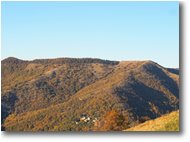 Fotografie ValBrevenna - Panorami - La frazione Caserza ai piedi del Monte Proventino