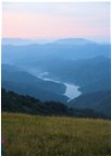  Panorama all'alba dal monte Antola sul lago del Brugneto - ValBrevenna - 2007 - Panorami - Estate - Voto: Non  - Last Visit: 18/9/2023 23.39.38 